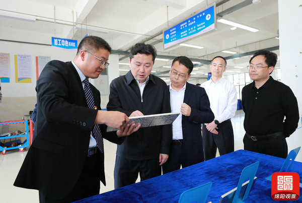 2021年4月23日 羅增斌在三臺職業(yè)技術學校調研（記者 賴杰 攝）.jpg