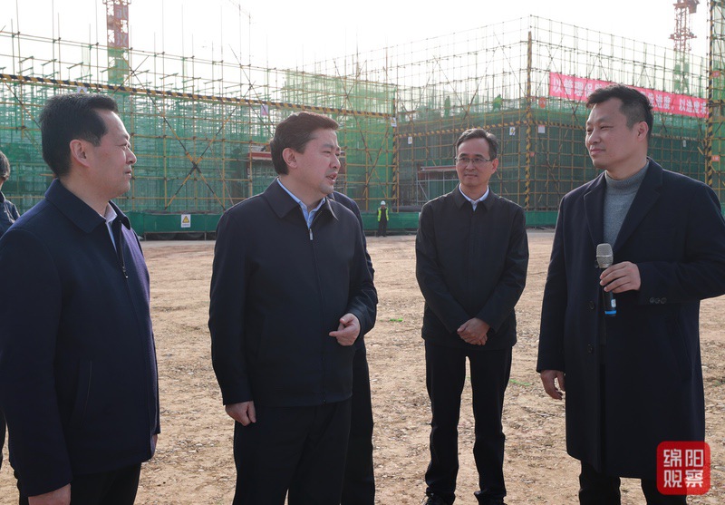 2022年1月11日 羅增斌在聯(lián)東集團(tuán)綿陽項目建設(shè)現(xiàn)場調(diào)研（記者 賴杰 攝）.JPG