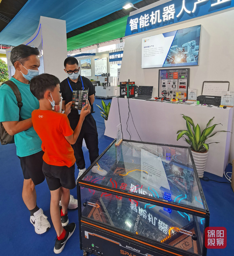 玄智科技公司展出競(jìng)技格斗機(jī)器人套裝.jpg
