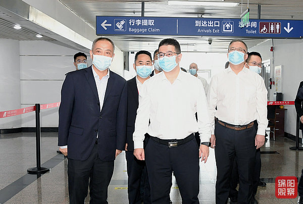 2022年9月28日，李云檢查節(jié)前安全生產(chǎn)、疫情防控、市場供應(yīng)(機(jī)場)5  張莉 攝.jpg