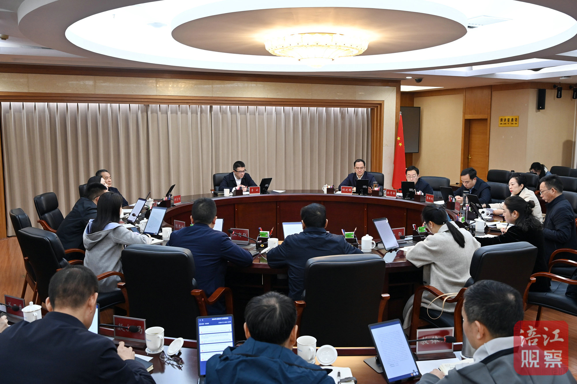 2024年11月22日，李云召開2024年市政府與市級群團(tuán)部門暨市政府與市總工會(huì)聯(lián)席會(huì)議  張莉 攝.jpg
