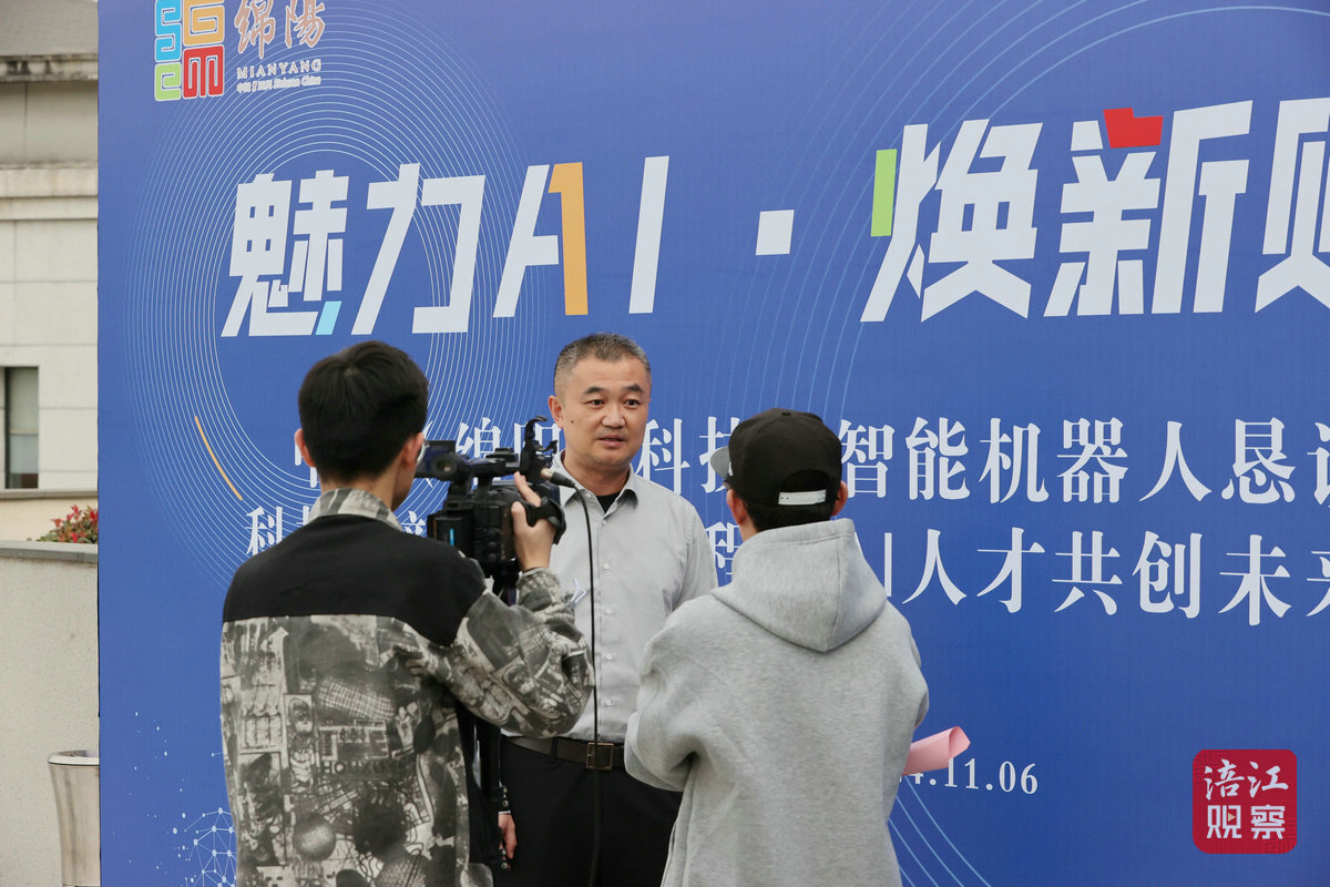 上海交通大學(xué)智能制造與服務(wù)管理研究院院長助理張大力接受采訪_1.jpg
