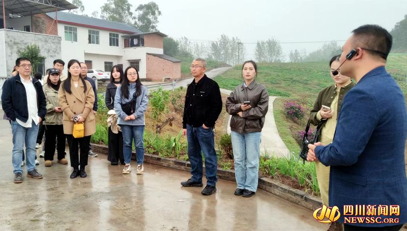 1 采訪團(tuán)了解李家灣院落的變化_副本.jpg