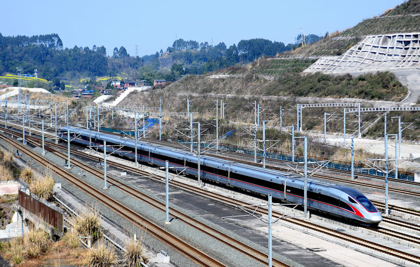 復(fù)興號(hào)動(dòng)車組駛過成渝高鐵內(nèi)江北站。胡志強(qiáng)攝